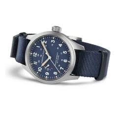 O Hamilton Khaki Field Power Reserve 40 mm com mostrador azul