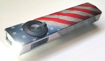 A lanterna Olight ArkPro Stars & Stripes emite 1.500 lúmens em modo de luz ampla.