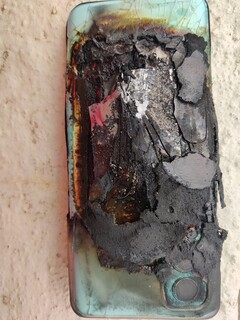 Danos maciços ao OnePlus Nord 2 explodido. (Fonte: Ankur Sharma)