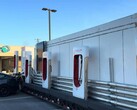 A Tesla implanta os MegapackChargers para enfrentar os congestionamentos dos feriados nas estações Supercharger (Fonte da imagem: PRNDL por Jordan Golson)
