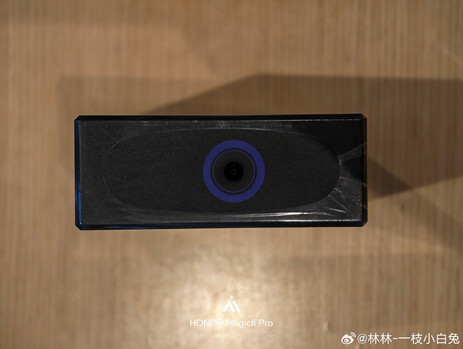 O conector CC na parte superior do carregador Honor Win 360W