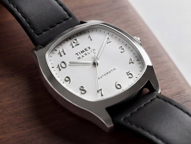 Timex Marlin Chatham Automatic com caixa em formato almofada em tom prateado, mostrador branco, numerais arábicos em tom prateado e pulseira de couro preta