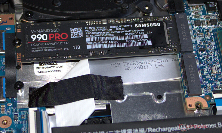 O laptop pode acomodar dois SSDs PCIe-4.