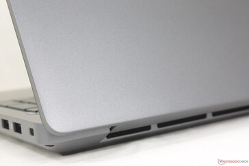 A superfície lisa e fosca da liga de magnésio esconde bem as impressões digitais