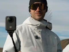 O DJI Osmo 360 em uso com o que parece ser sua barra de extensão de bateria. (Fonte da imagem: via Igor Bogdanov)