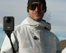 O DJI Osmo 360 em uso com o que parece ser sua barra de extensão de bateria. (Fonte da imagem: via Igor Bogdanov)