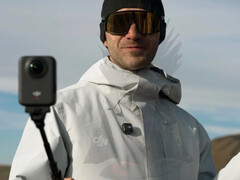 O DJI Osmo 360 em uso com o que parece ser sua barra de extensão de bateria. (Fonte da imagem: via Igor Bogdanov)