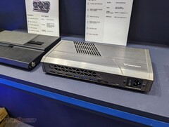 A GPU externa Minisforum R3GAF é baseada na RX 7600M XT, oferecendo um aumento de desempenho saudável para mini PCs e dispositivos portáteis. (Fonte: TechPowerUp)