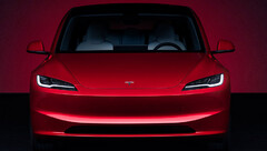 O facelift do Model 3 Highland na nova cor Flame Red (imagem: Tesla)