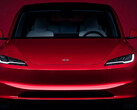O facelift do Model 3 Highland na nova cor Flame Red (imagem: Tesla)