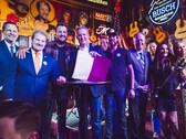 O governador do Tennessee, Lee, segura a lei ELVIS após assiná-la ao lado de legisladores e músicos. (Fonte: Brandon Hull para o Gabinete do Governador do Estado do Tennessee)