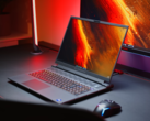 O Alienware m18 R1 com a GPU RX 7900M está entre os poucos laptops para jogos com placas AMD. (Fonte da imagem: NotebookcheckReviews no YouTube)