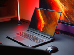 O Alienware m18 R1 com a GPU RX 7900M está entre os poucos laptops para jogos com placas AMD. (Fonte da imagem: NotebookcheckReviews no YouTube)