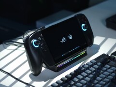 O Asus ROG Xbox Ally X é equipado com a APU AMD Ryzen Z2 Extreme. (Fonte da imagem: Alex Waetzel para NotebookcheckReviews no YouTube)