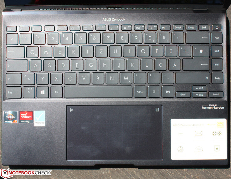 O teclado tem uma base sólida em toda a superfície.