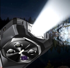 O smartphone Fossibot F113 tem uma lanterna de 160 lúmens embutida em sua borda superior. (Fonte da imagem: Fossibot)