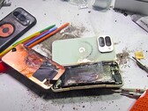 Uma explosão de bateria em um teste de durabilidade é algo que JerryRigEverything não havia experimentado até agora. O Pixel 10 Pro Fold do Google não melhorou os pontos fracos de seus antecessores. (Fonte da imagem: JerryRigEverything)