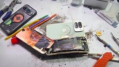 Uma explosão de bateria em um teste de durabilidade é algo que JerryRigEverything não havia experimentado até agora. O Pixel 10 Pro Fold do Google não melhorou os pontos fracos de seus antecessores. (Fonte da imagem: JerryRigEverything)