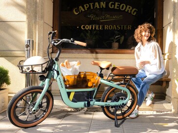 A e-bike Segway Muxi de tração direta equipada com cestos na frente e no meio e assentos para passageiros na traseira. (Fonte da imagem: Segway)