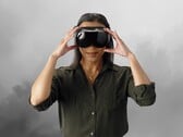 Jogador retratado usando o headset Steam Frame VR
