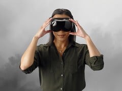 Jogador retratado usando o headset Steam Frame VR
