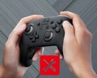 Jogador movendo o thumbstick esquerdo no Switch 2 Pro Controller