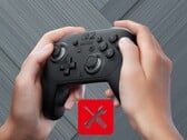 Jogador movendo o thumbstick esquerdo no Switch 2 Pro Controller