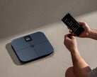 A nova balança da Xiaomi possui uma bateria recarregável, ao contrário da Balança de Composição Corporal Mijia S400 Pro (na foto), que utiliza pilhas AAA.