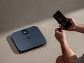 A nova balança da Xiaomi possui uma bateria recarregável, ao contrário da Balança de Composição Corporal Mijia S400 Pro (na foto), que utiliza pilhas AAA.