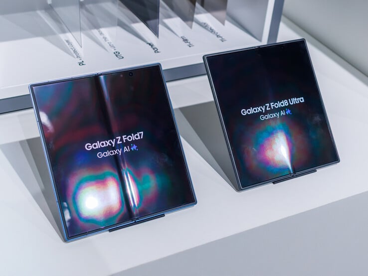 Em comparação com o Galaxy Z Fold7, a borda dobrável do Fold8 Ultra ficou mais plana.