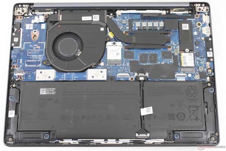 A WLAN e o SSD M.2 2280 são atualizáveis, enquanto a memória RAM é soldada. A WAN também é atualizável, desde que configurada com esse recurso