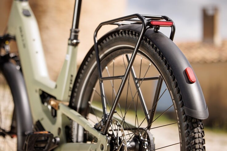 A bicicleta vem com um porta-bagagens e um sistema de iluminação