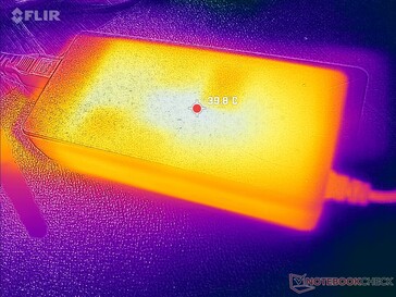 O adaptador CA pode atingir mais de 40 °C ao executar aplicativos exigentes por períodos prolongados