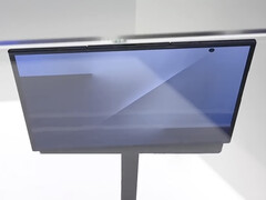 O Samsung Galaxy Z TriFold em exibição durante a APEC South Korea 2025. (Fonte da imagem: SBS Korea via Omokgyo Electronics Mall - editado)