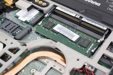 2x SODIMM slots. Podemos notar uma leve lamentação da bobina de nossa unidade quando seu adaptador AC é conectado