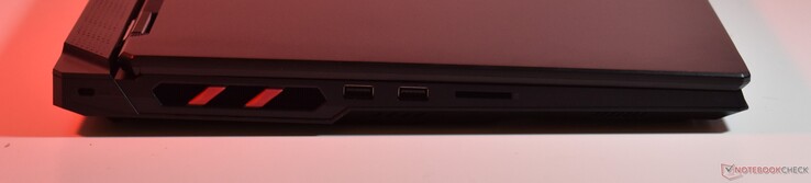 esquerda: Trava Kensington, 2x USB A 3.2 Gen 1, cartão SD