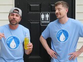 Mark Rober em pé ao lado do MrBeast com uma lata de urina (Fonte da imagem: MrBeast; captura de tela cortada)