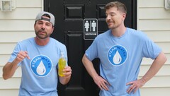 Mark Rober em pé ao lado do MrBeast com uma lata de urina (Fonte da imagem: MrBeast; captura de tela cortada)