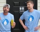 Mark Rober em pé ao lado do MrBeast com uma lata de urina (Fonte da imagem: MrBeast; captura de tela cortada)