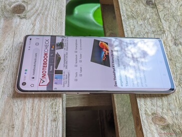 Oppo Find X3 Neo em uso externo