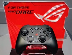 O controle sem fio Xbox ROG Raikiri II em exibição na Gamescom. (Fonte da imagem: Asus ROG)