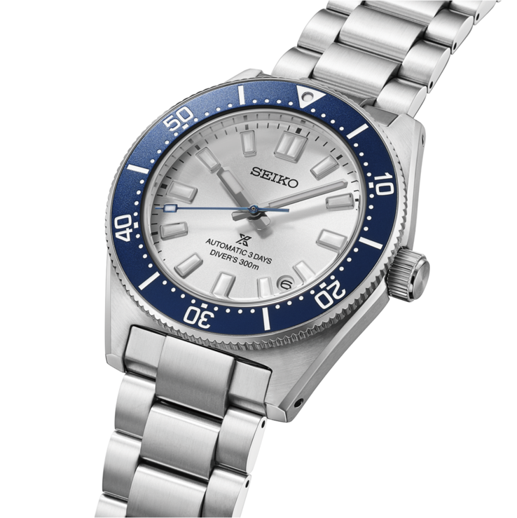 imagem frontal do relógio de mergulho Seiko Prospex HBB001 com bezel azul de dois tons, mostrador branco prateado e pulseira de aço inoxidável.