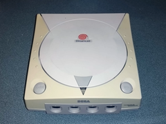 Uma foto de um console Sega Dreamcast amarelado (fonte da imagem: Tech Tangents YT)
