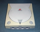 Uma foto de um console Sega Dreamcast amarelado (fonte da imagem: Tech Tangents YT)