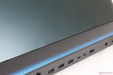 O deck de resfriamento traseiro é responsável pelo peso pesado e pelo tamanho grande do Alienware 18