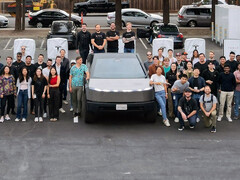 O Cybertruck na primeira estação de Supercharger V4 de 500 kW da Tesla. (Fonte da imagem: Tesla)