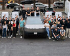 O Cybertruck na primeira estação de Supercharger V4 de 500 kW da Tesla. (Fonte da imagem: Tesla)