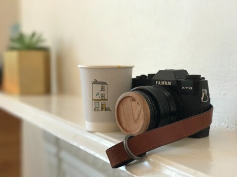 A Fujifilm X-T10, de formato quadrado, se sente em casa em qualquer ponto de encontro hipster local. (Fonte da imagem: Austin Park no Unsplash)