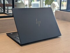 A bateria maior, a tela IPS de 60 Hz com resolução mais baixa e a CPU Lunar Lake com baixo consumo de energia ajudam a prolongar a vida útil da bateria em margens notáveis (Fonte da imagem: Notebookcheck)