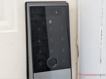 O teclado está iluminado e o logotipo de leitura da palma da mão está aceso.